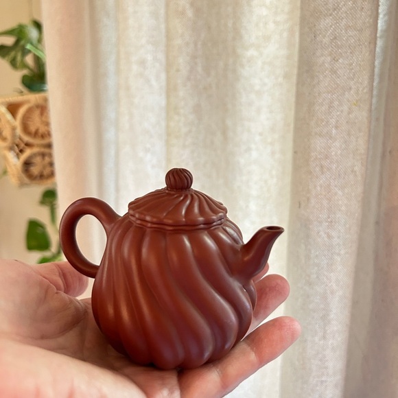 Vintage Yixing China zisha clay teapot. Stamped by artist. Comes with wood stand - Picture 1 of 11